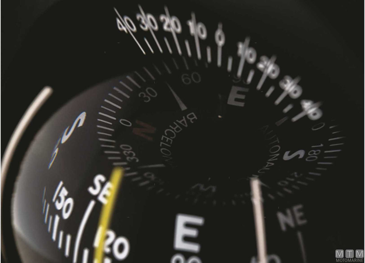 A-Nautic C9 bulkhead compass, white, Ø85 mm rose - original photo Motomarine Srl